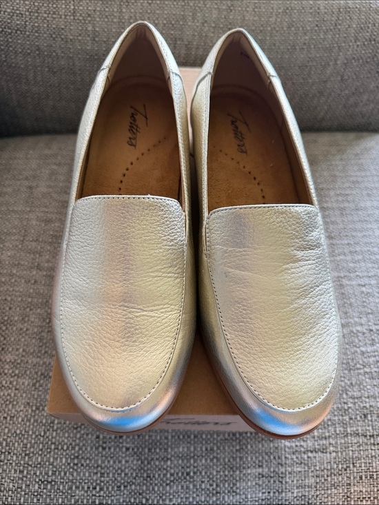 Trotters Shoes - NEW IN BOX Trotters Deanna Champagne Metallic Leather Slip-On Loafers Size 8.5